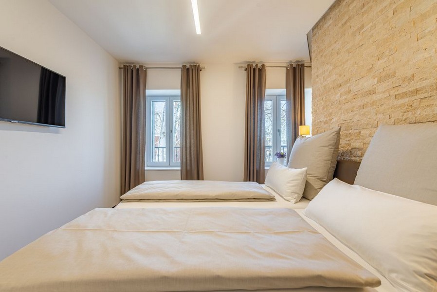 Camera da letto con TV.