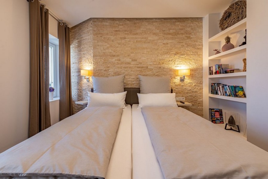 Camera da letto con letto matrimoniale.