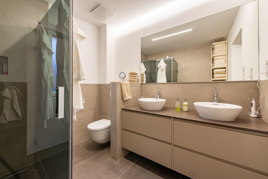 Bagno moderno e luminoso