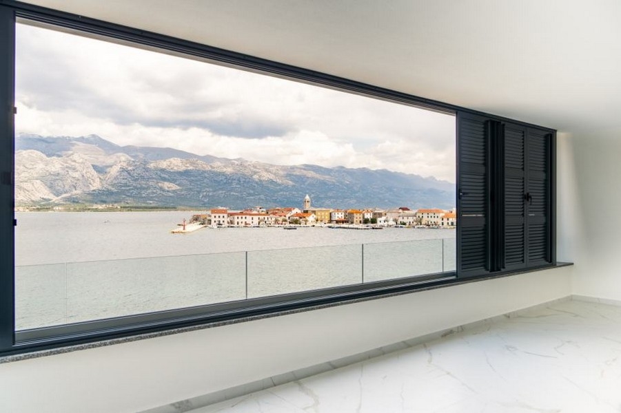Grandi finestre con splendida vista mare