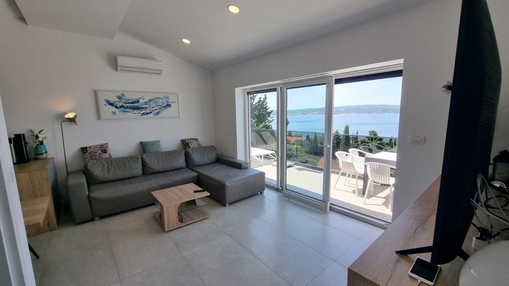 Soggiorno aperto e luminoso con cucina a vista e zona pranzo