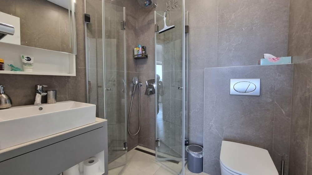 Bagno moderno con ampia doccia