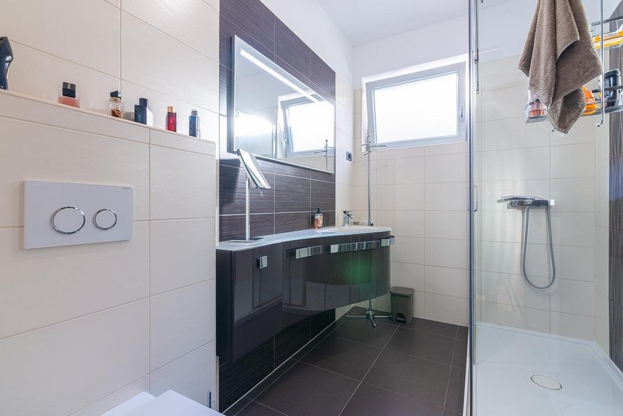 Bagno con doccia.