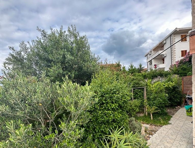 Giardino mediterraneo dell'appartamento A2998 a Stomotska in Croazia.