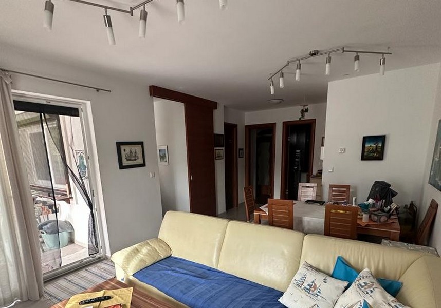 Zona giorno arredata e vista sul tavolo da pranzo.