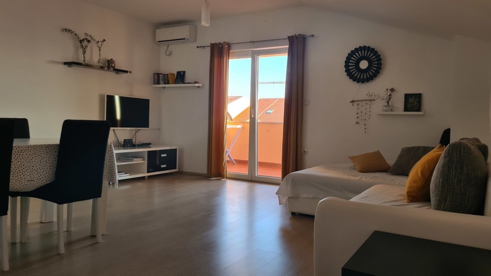 Zona giorno climatizzata dell'appartamento A3004 in Croazia.
