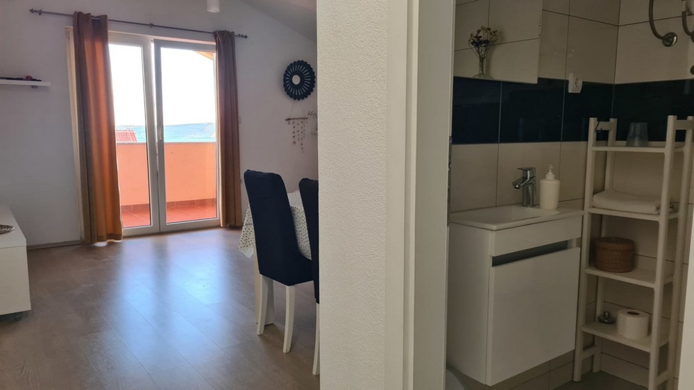 Zona giorno con vista sulla terrazza.