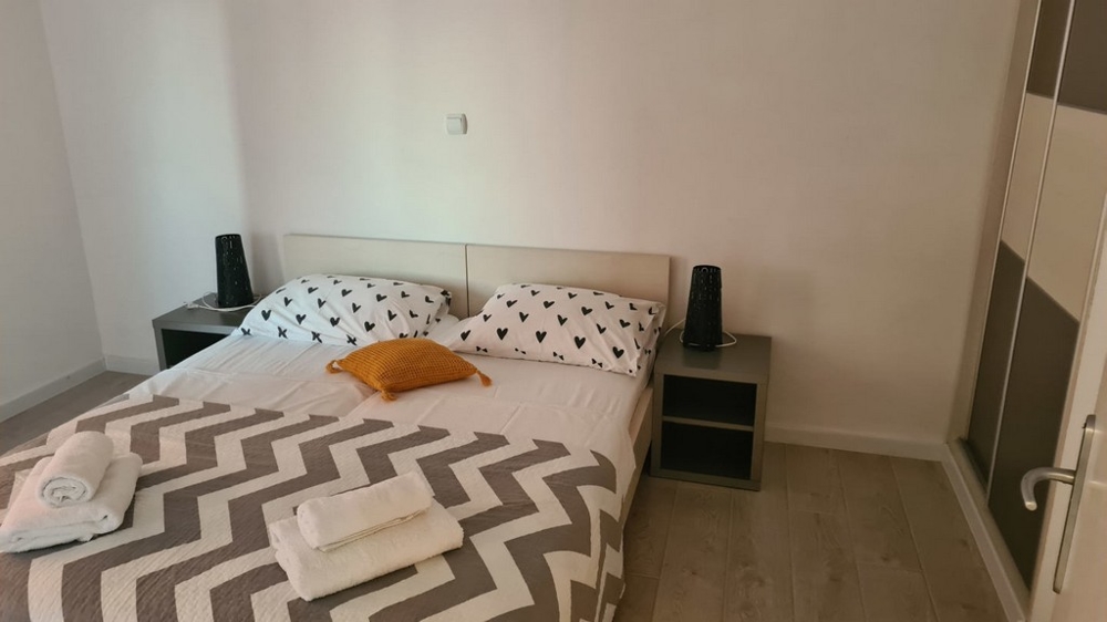 Camera da letto con letto matrimoniale.