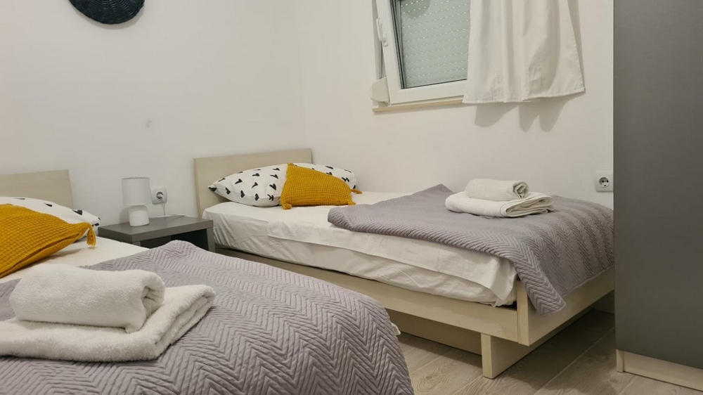 Camera da letto con due comodi letti singoli.