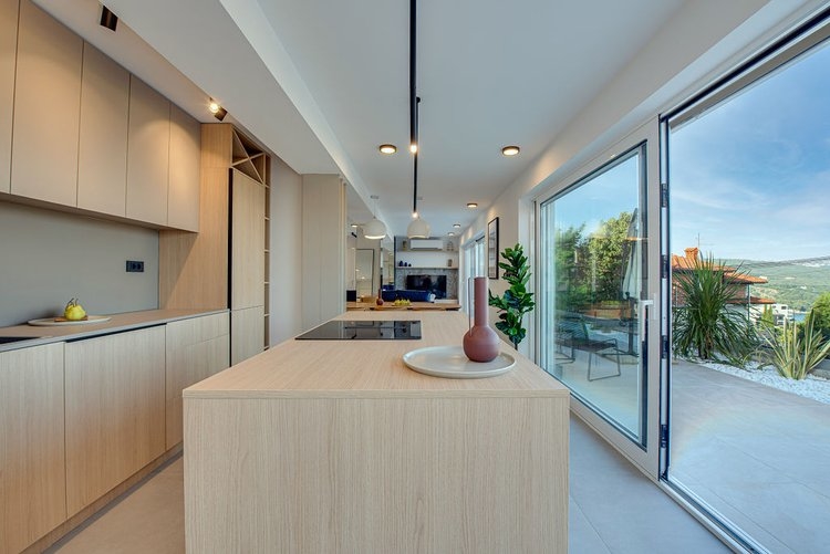 Cucina moderna con zona pranzo.