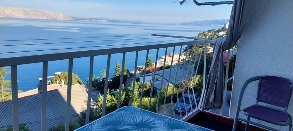 Appartamento con terrazza e vista mare in vendita a Senj, Croazia.