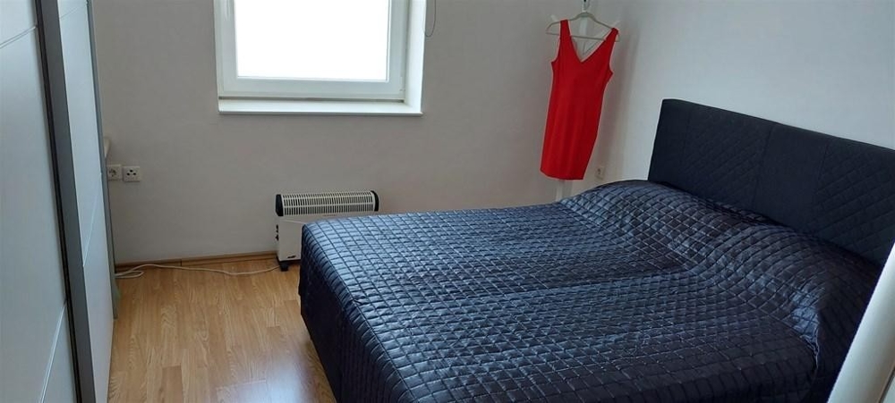 Camera da letto con letto matrimoniale.