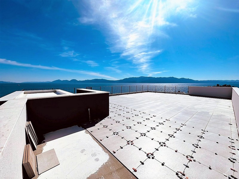 Terrazza sul tetto non ultimata con lastre posate sopra il mare