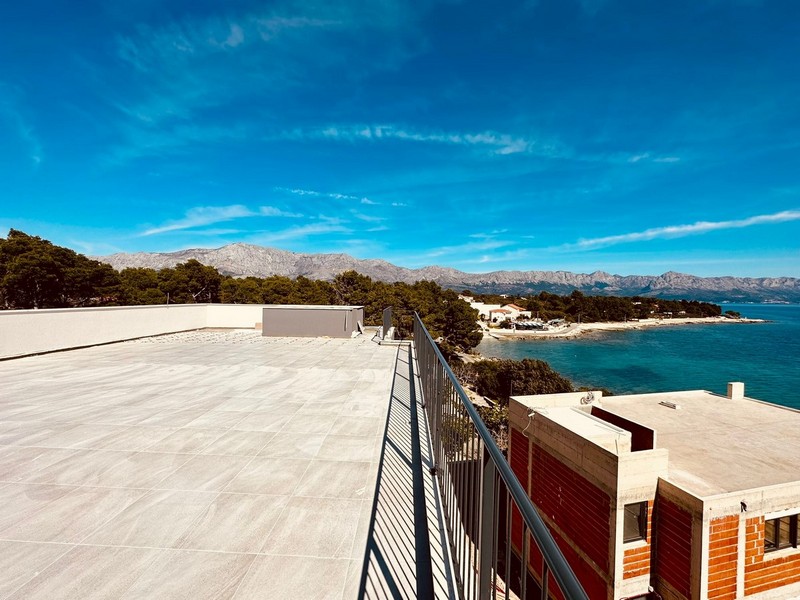 Terrazza sul tetto con vista su mare e monti.
