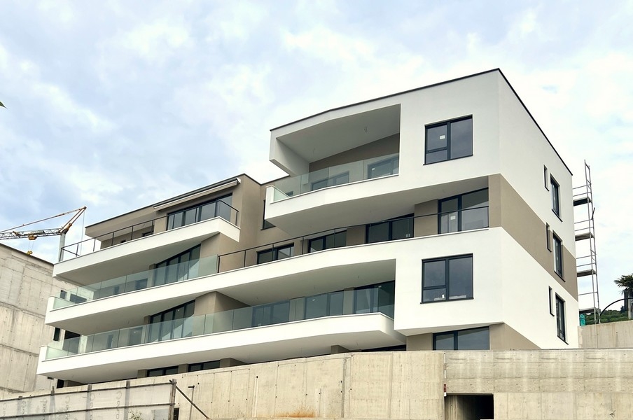 Edificio nuovo a Opatija con balconi curvi