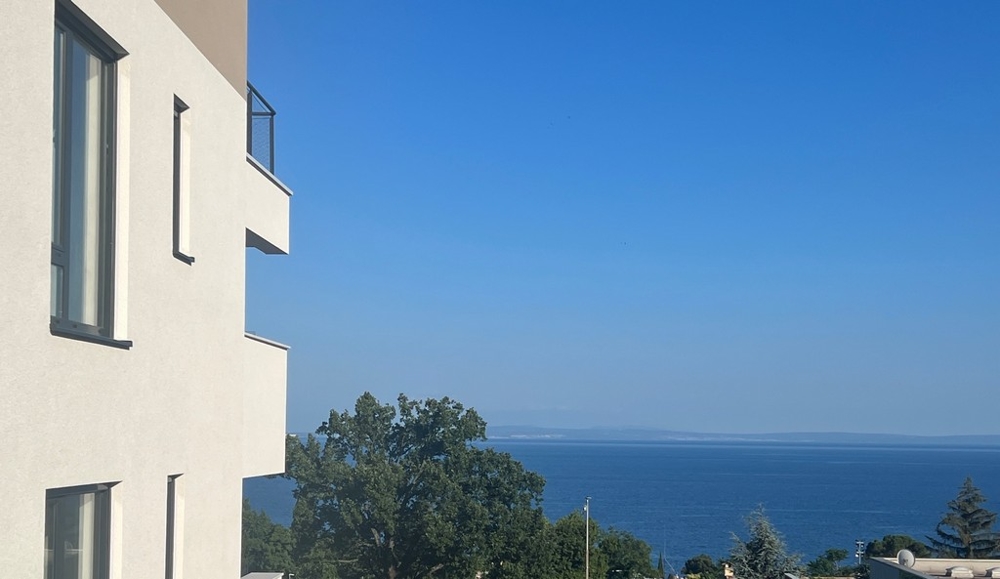 Angolo della casa con vista oltre la facciata sul mare