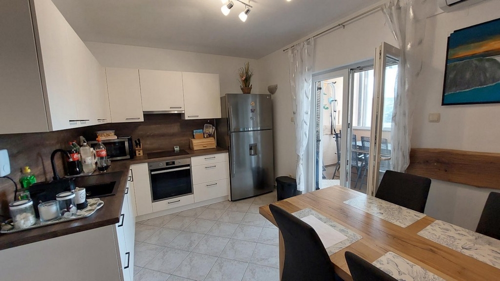 Ampia cucina con zona pranzo e accesso al balcone