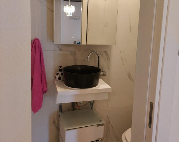 Bagno con doccia.