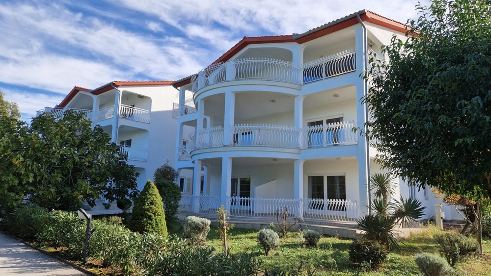 Bella casa residenziale con appartamenti curati e piscina condominiale