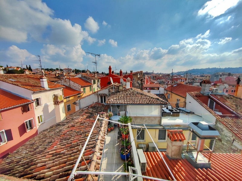 Tetti di tegole e camini della città vecchia dall'alto