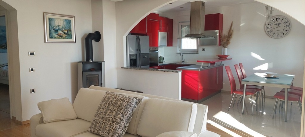 Appartamento luminoso e curato con cucina e zona giorno a vista