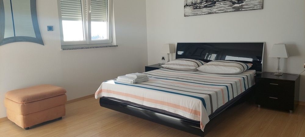 Ampia camera da letto con finestra