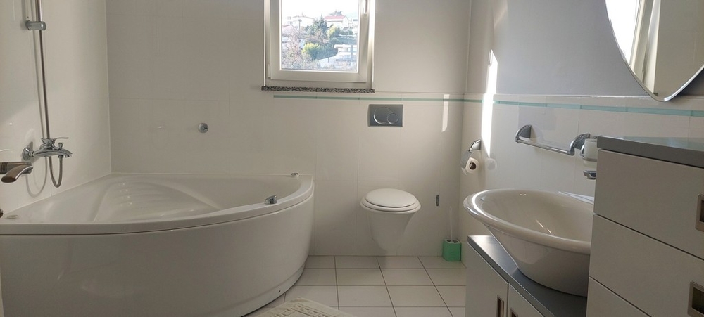 Bagno con grande vasca e finestra