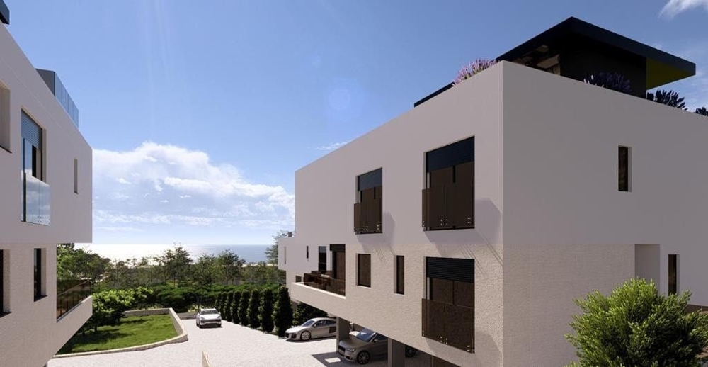 Vista di una villa bianca minimalista con vista mare, inserita nel paesaggio naturale della Croazia – abitare in modo esclusivo in Croazia.