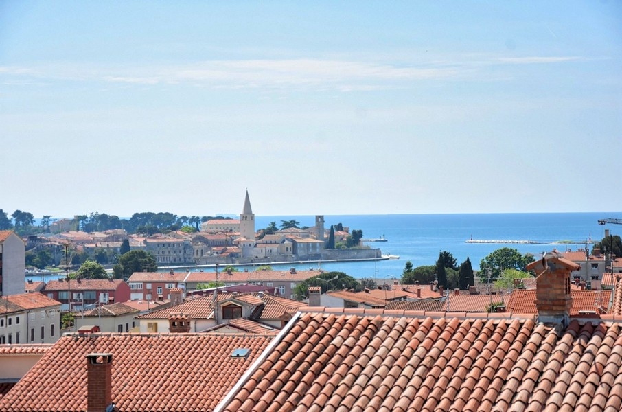 Vista sui tetti di terracotta fino al mare Adriatico da un attico in vendita in Istria.