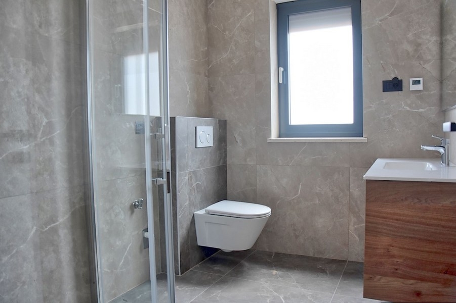 Elegante bagno in un attico istriano in vendita, con WC sospeso e lavabo.