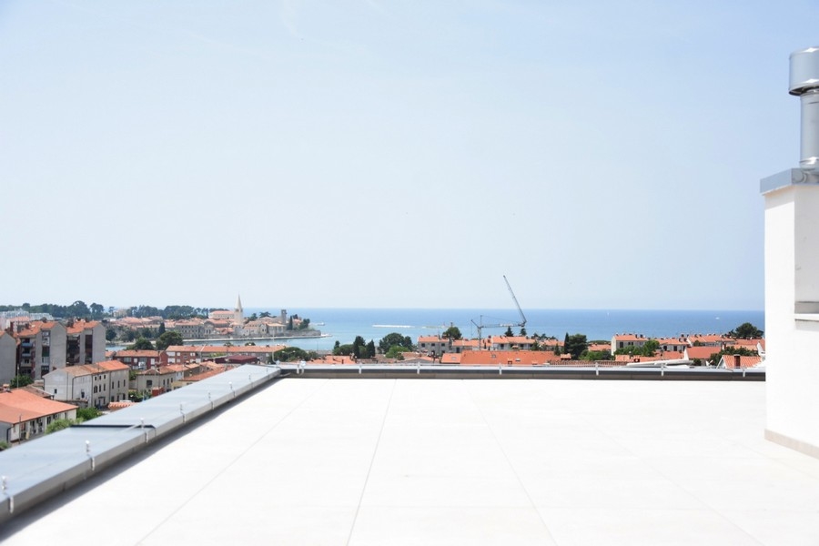 Ampia vista mare dalla terrazza di un attico in vendita in Istria.