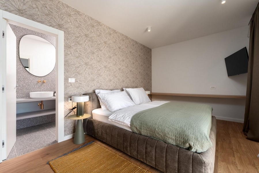 Camera da letto con cabina armadio annessa in appartamento di lusso in Istria, arredata in modo moderno e di stile