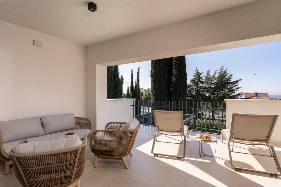 Area relax sulla terrazza di un appartamento di lusso in Istria con vista mare e comode sedute