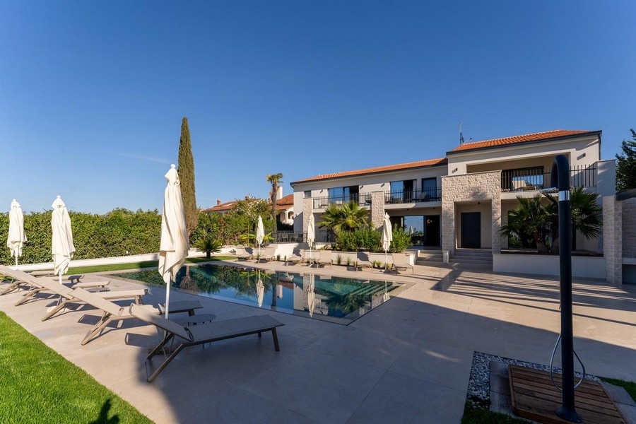 Proprietà di lusso in Istria con grande piscina esterna, sdraio e un giardino curato