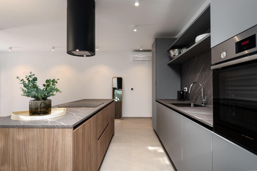 Vista di dettaglio della cucina in appartamento di lusso in Istria con eleganti superfici e dotazioni moderne