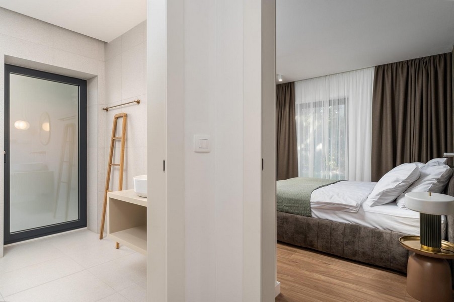 Accogliente camera da letto in appartamento di lusso in Istria con accesso diretto al bagno e interni moderni