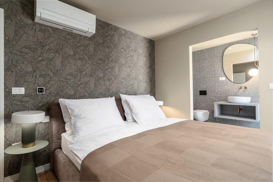 Camera da letto in un appartamento di lusso in Istria con parete di design e interni moderni