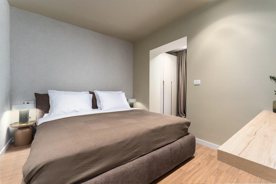 Luminosa camera da letto in un immobile in Istria con letto grande e design moderno