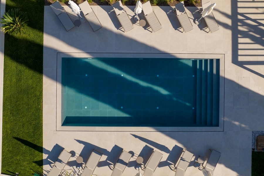 Ripresa aerea della piscina condominiale presso un immobile di lusso in Istria