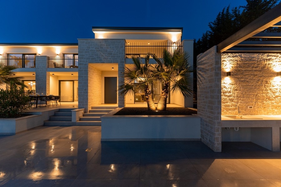 Area esterna dell'immobile di lusso in Istria con cucina estiva e illuminazione