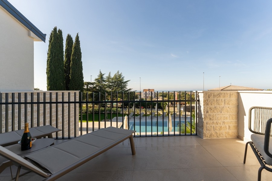 Vista dalla terrazza sulla piscina e sul mare presso un immobile di lusso in Istria