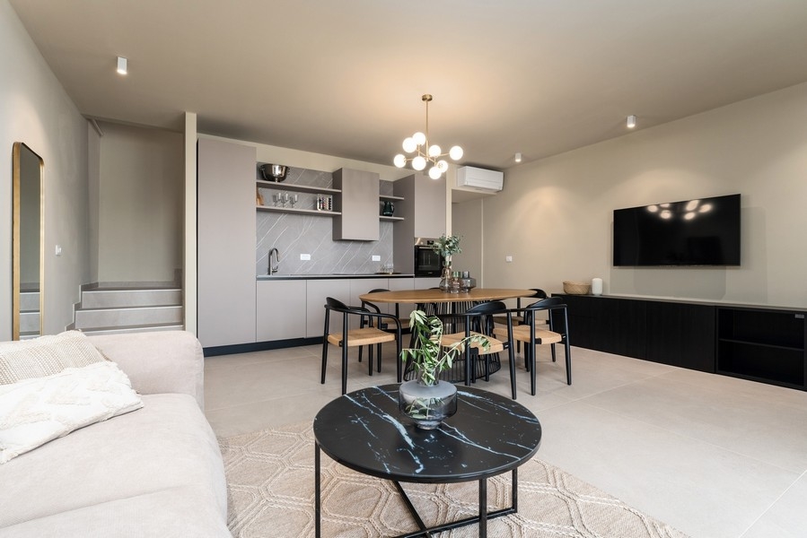 Soggiorno moderno con cucina in un appartamento di lusso in Istria