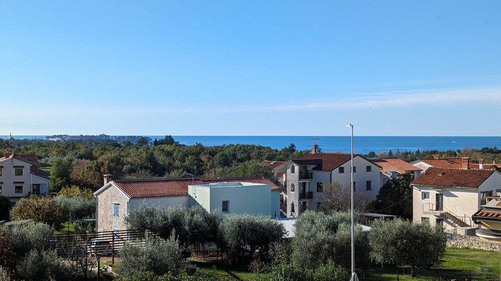 Vista sul paesaggio idilliaco dell'Istria con il mare sullo sfondo, vista da un appartamento di lusso