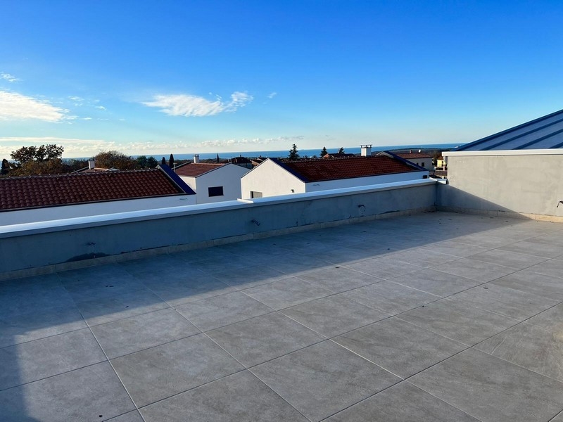 Terrazza sul tetto di un appartamento a Porec con vista sul mare e sui dintorni, immobili a Porec
