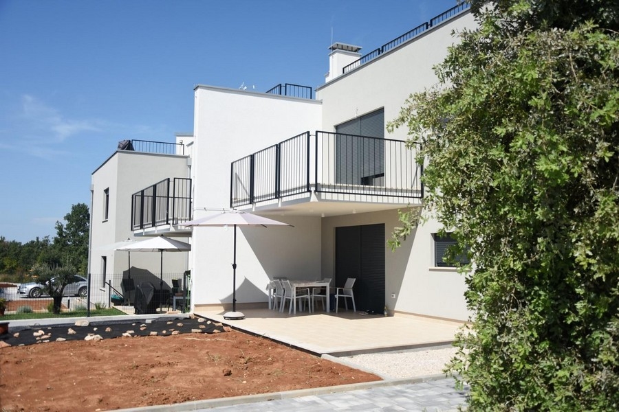 Complesso residenziale moderno bianco a Porec con terrazze e aree verdi, immobili in vendita in Istria