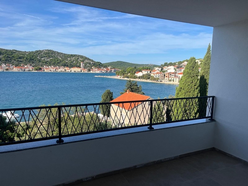 Vista mare da un appartamento di nuova costruzione a Tisno, ideale da acquistare in Croazia