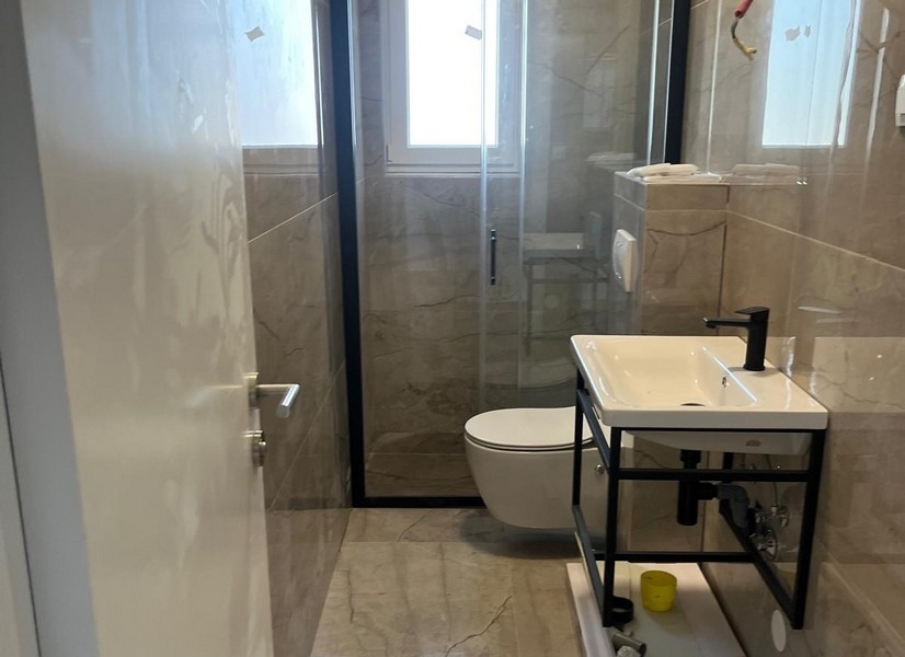 Bagno con doccia moderna e lavabo
