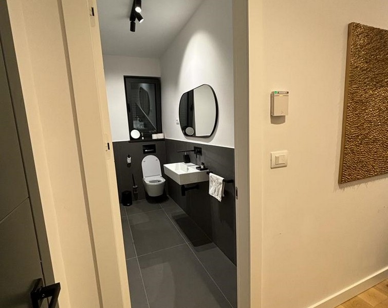 Bagno moderno con piastrelle grigie e specchio, immobile in vendita a Rijeka, Croazia.
