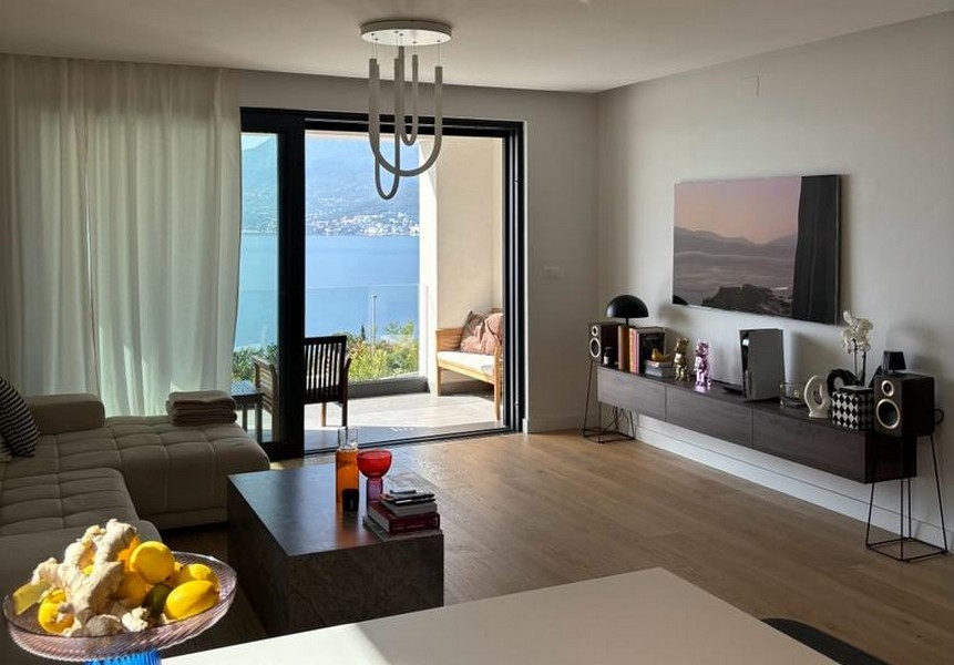 Soggiorno con divano, tavolo da pranzo e accesso alla terrazza con vista mare, in vendita a Rijeka, Croazia.