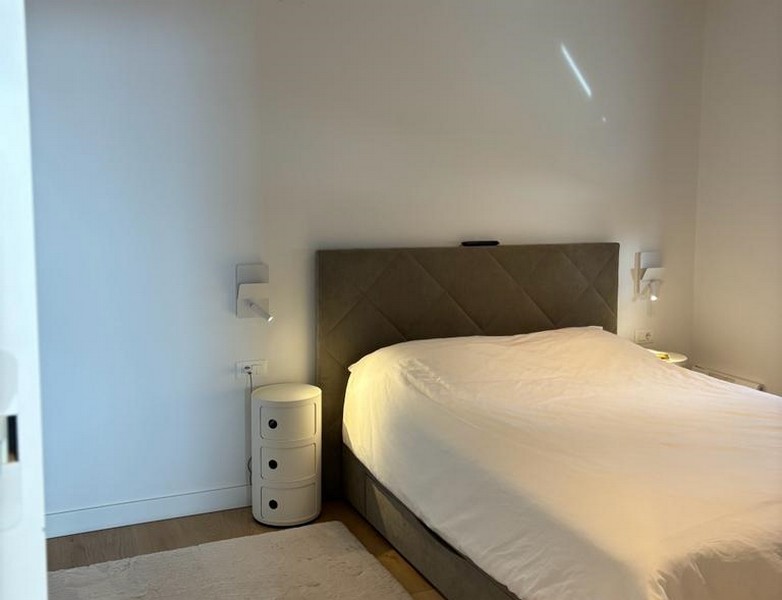 Camera da letto minimalista con letto grande e comodino, parte degli immobili a Rijeka, Croazia.